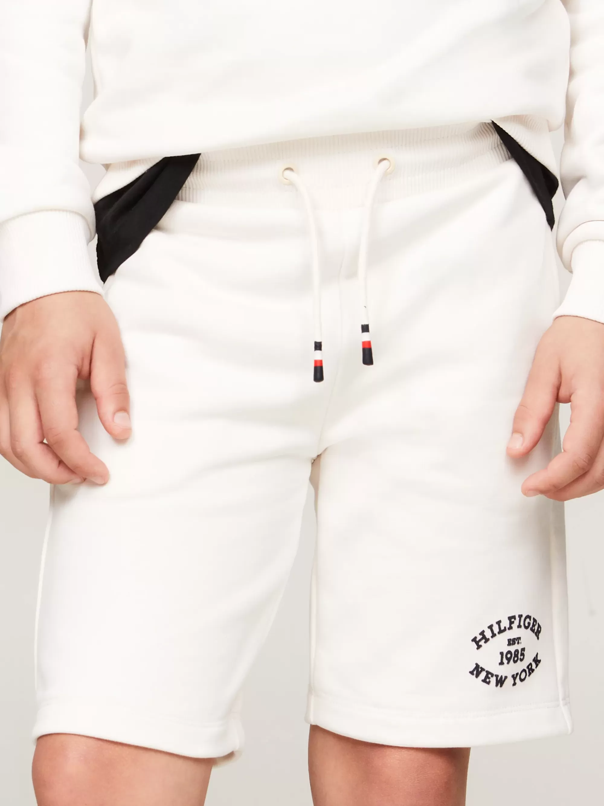 Broeken & Korte Broeken*Tommy Hilfiger Hilfiger Monotype Sweatshort Met Flocked Logo ANCIENT WHITE