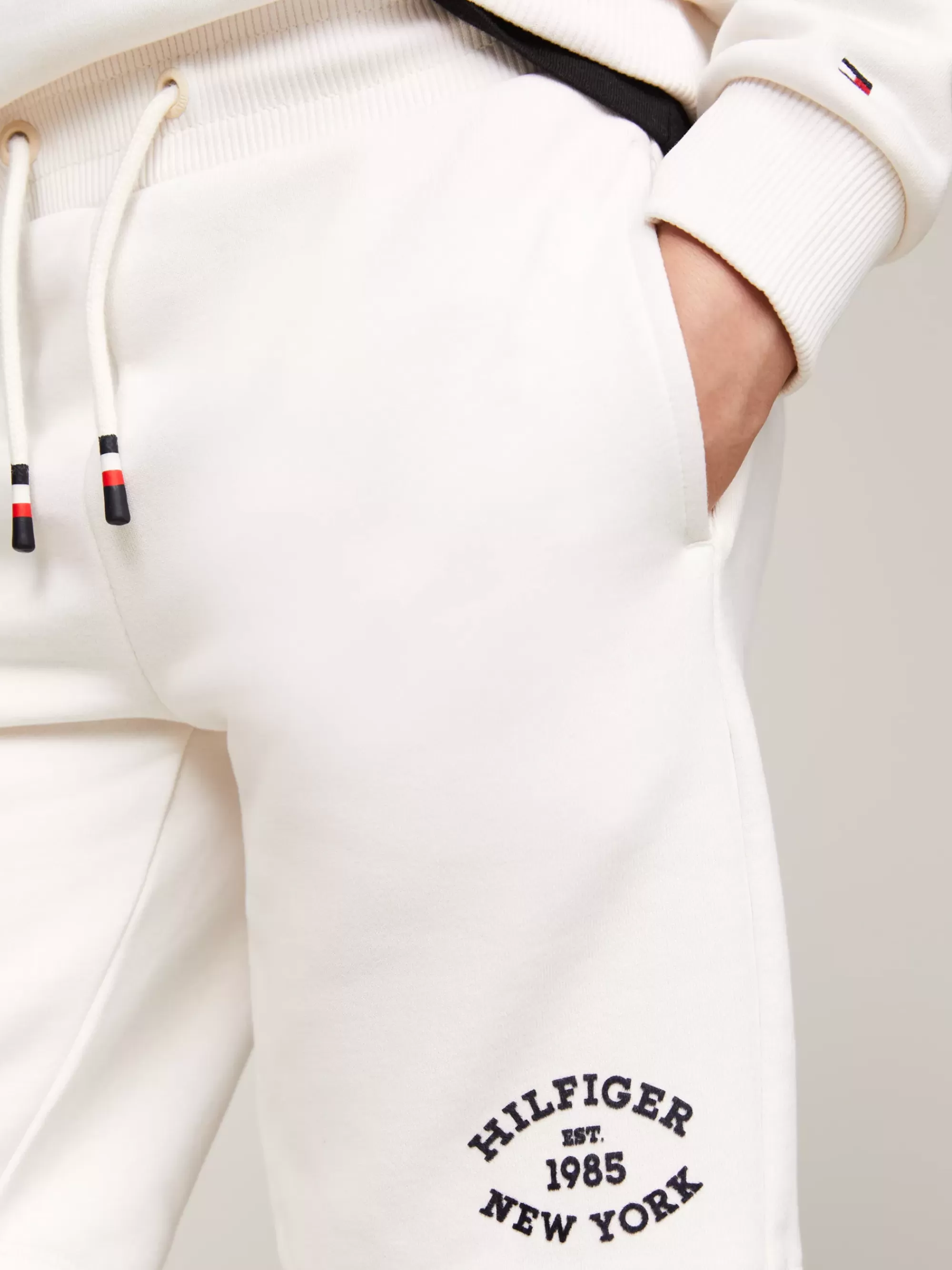 Broeken & Korte Broeken*Tommy Hilfiger Hilfiger Monotype Sweatshort Met Flocked Logo ANCIENT WHITE